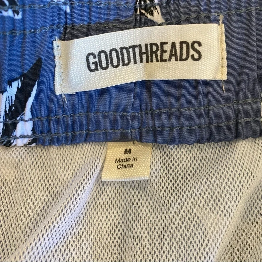New Men's size Medium Goodthreads classic swim trunks blue navy white hibiscus